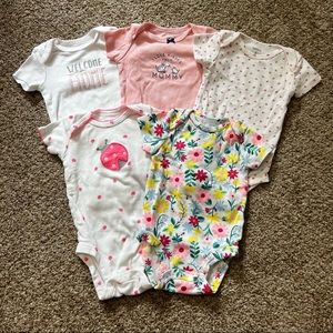 Bundle of 5 short leave body suits 3 month